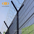 Mur de clôture de sécurité de l&#39;aéroport avec fil de barbillon